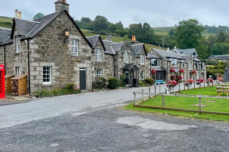 From Edinburgh: Loch Ness and Highlands Tour in Spanish - The guide can make or break the long road day