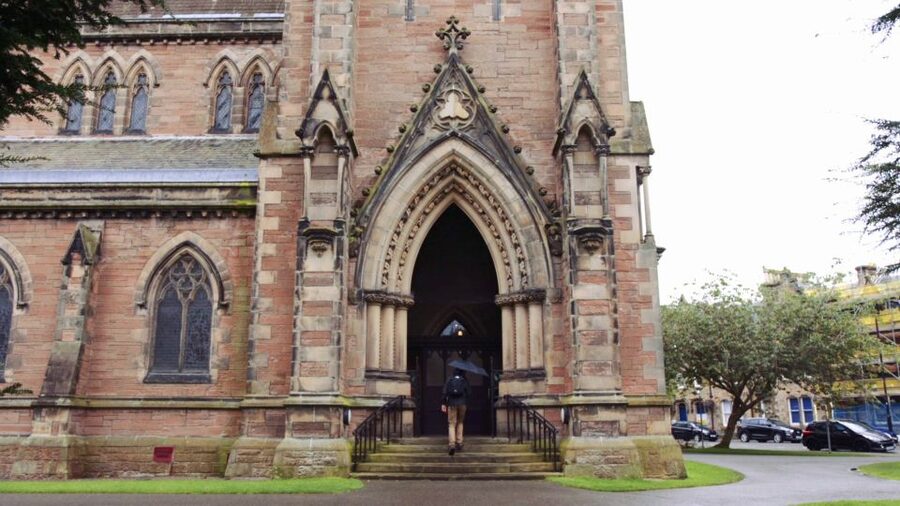 From Edinburgh: Loch Ness & Inverness Tour in Spanish - Inverness: lunch, the River Ness, and free time