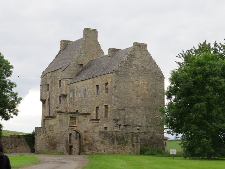 From Glasgow: Outlander Adventure Tour with Tickets - Falkland for lunch and 1940s Inverness