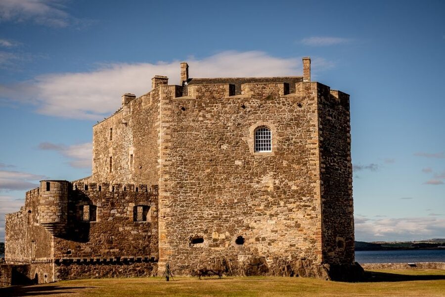 From Glasgow: Outlander Adventure Tour with Tickets - Leaving Glasgow via Stirling and the road to Doune