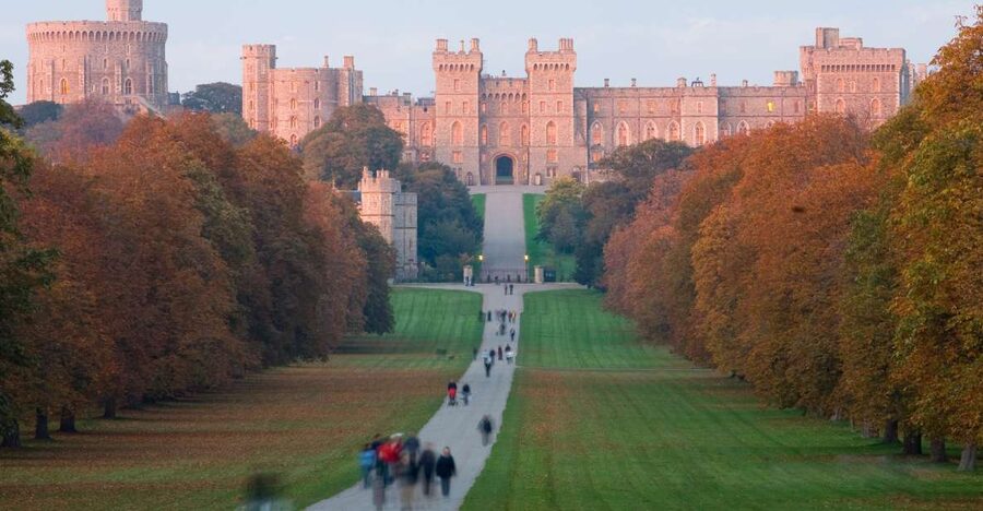 From London: Royal Windsor Afternoon Tour - Arriving at the castle with practical help
