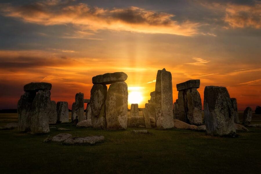 From London: Stonehenge Day Trip with Audioguide - The 1.5-hour ride through southern England
