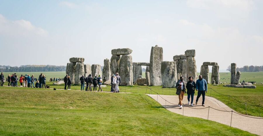 From London: Stonehenge Half-Day Trip - The return to London and the Thames option