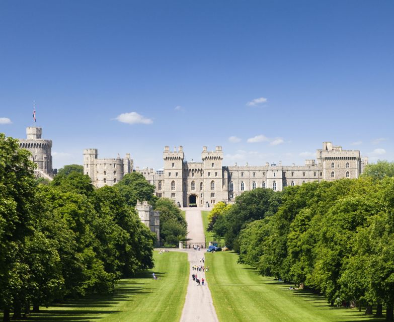 From London: Windsor Castle and Stonehenge Day Trip - Starting the day in London