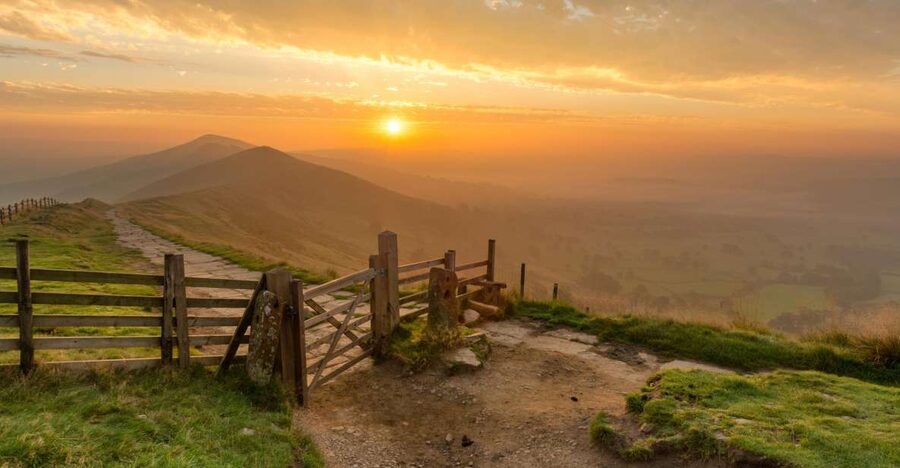 From Manchester: Derbyshire and Peak District Day Trip - Bakewell for pudding, lunch, and an easy wander