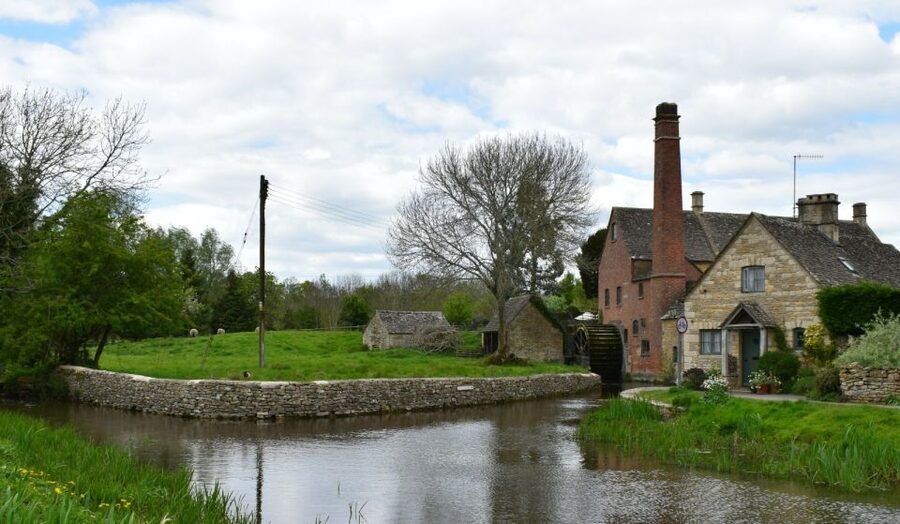 From Oxford: Cotswolds Towns and Villages Small Group Tour - Burford and its steep medieval high street