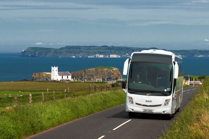 Giants Causeway & Castles Tour from Belfast: Guided tour - Carrickfergus Castle starts the morning
