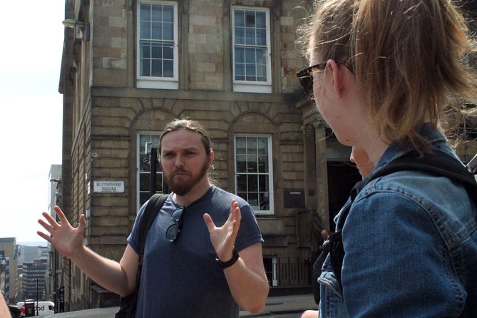 Glasgow: Pubs & History Walking Tour with Beer Tasting - George Square: a quick start in central Glasgow