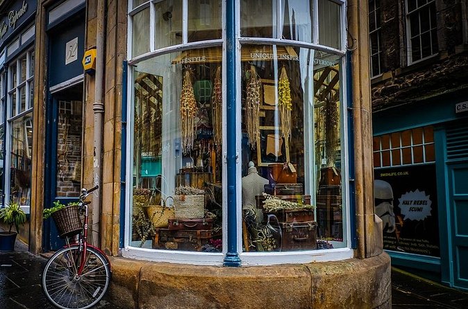 Guided 60-Minute Photography and sightseeing Tour in Edinburgh - Greyfriars Bobby, a story with an editing lesson