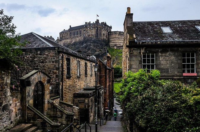 Guided 60-Minute Photography and sightseeing Tour in Edinburgh - Holyrood Park and the final selfie lesson