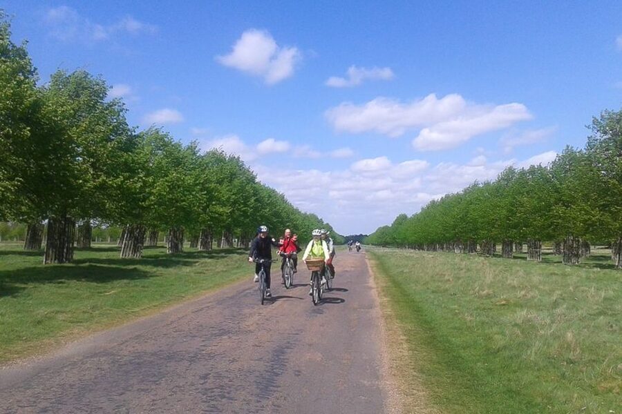 Hampton Court Palace: River Thames Bike Tour - A quiet Thames ride from Richmond