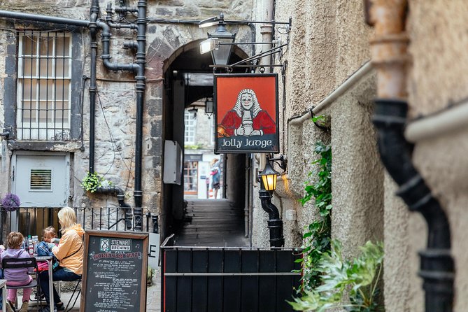 Highlights & Hidden Gems With Locals: Best of Edinburgh Private Tour - The closes, cemeteries, and quieter Old Town corners
