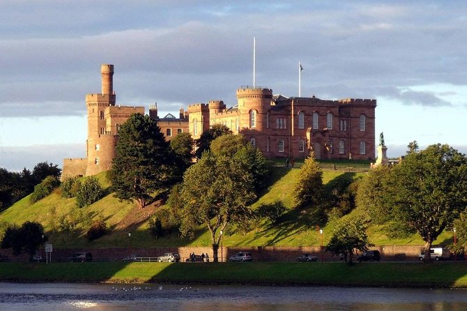 INVERGORDON PORT Tour of Culloden, Cairns & Cawdor Castle - Highland cows near Beauly