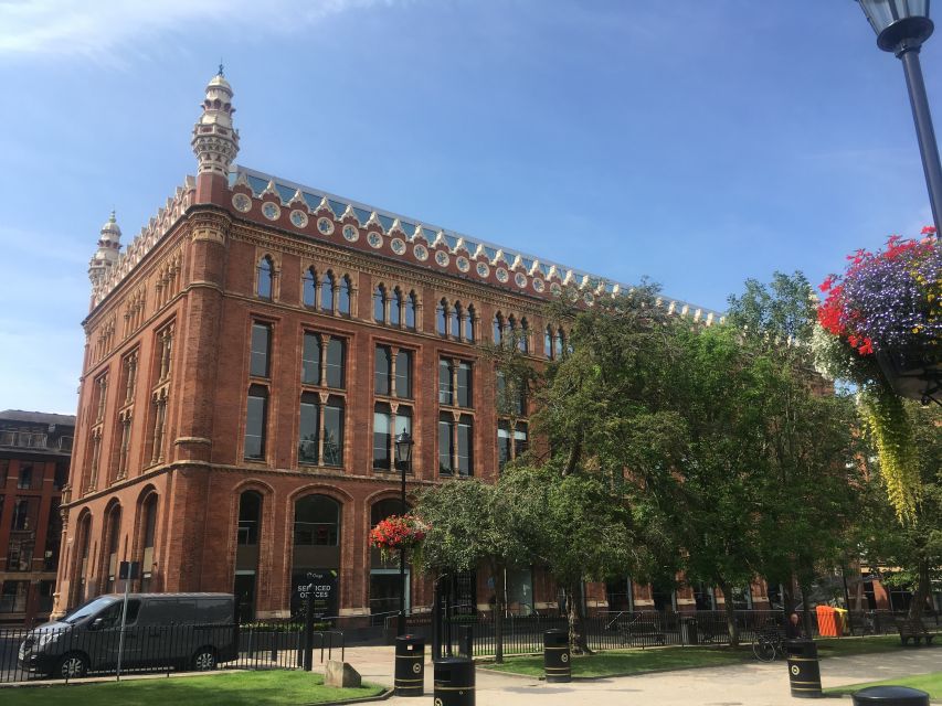 Leeds: 2-Hour Highlights Walking Tour - City Hall and Leeds Town Hall
