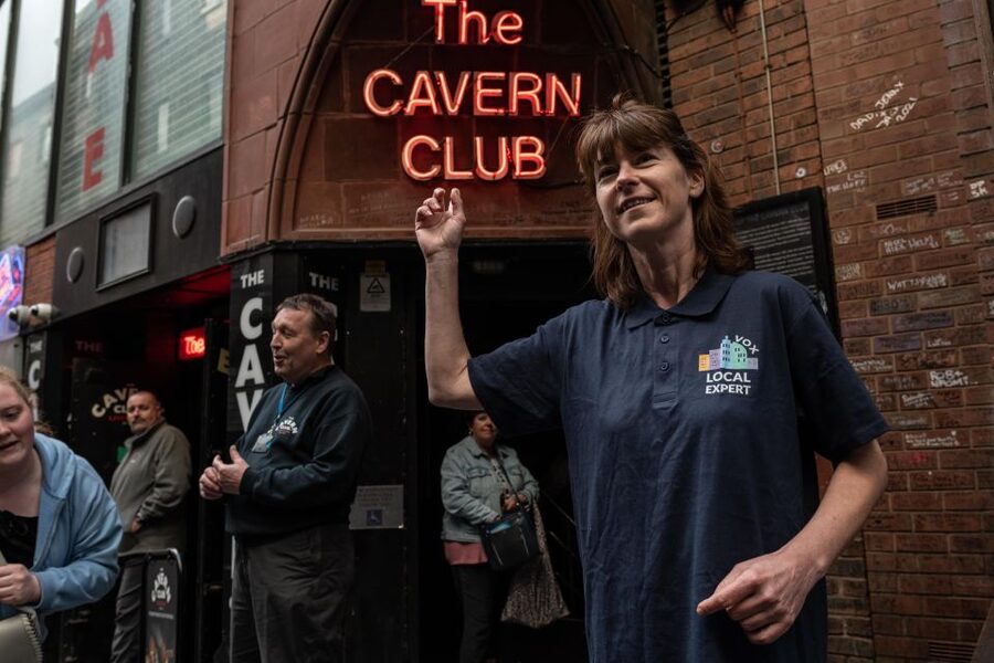 Liverpool: City and Cavern Quarter Walking Tour - Starting beside the Queen Victoria Monument
