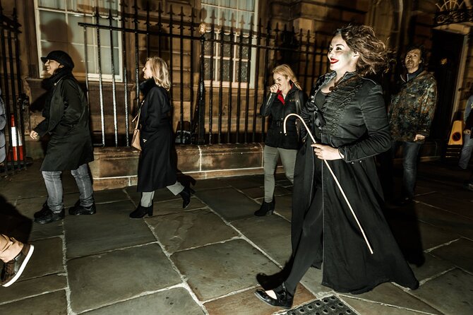Liverpool Hidden History and Dead House Evening Walking Tour - Meeting the guide at the Queen Victoria Monument