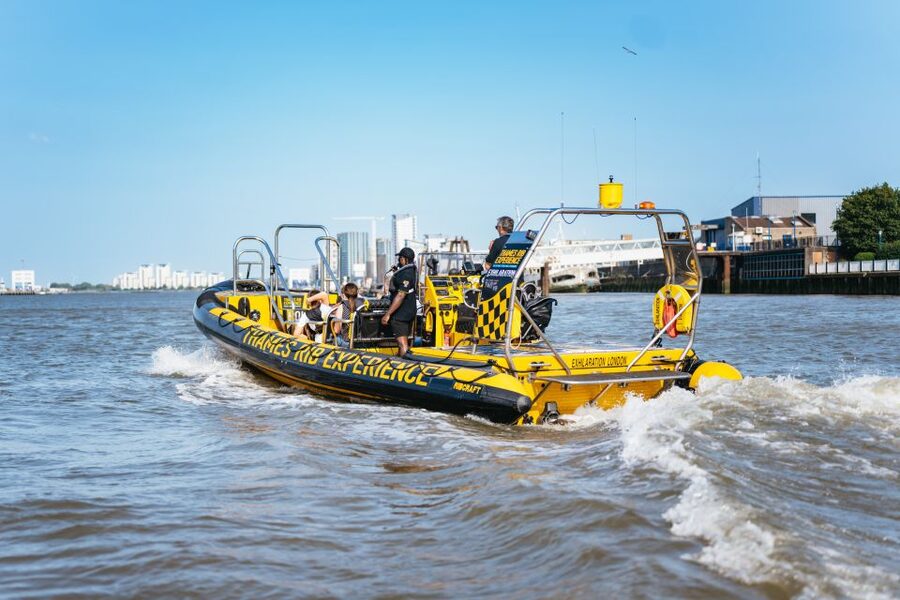 London: 45-Minute Speedboat Sightseeing Tour - London sightseeing before the throttle opens