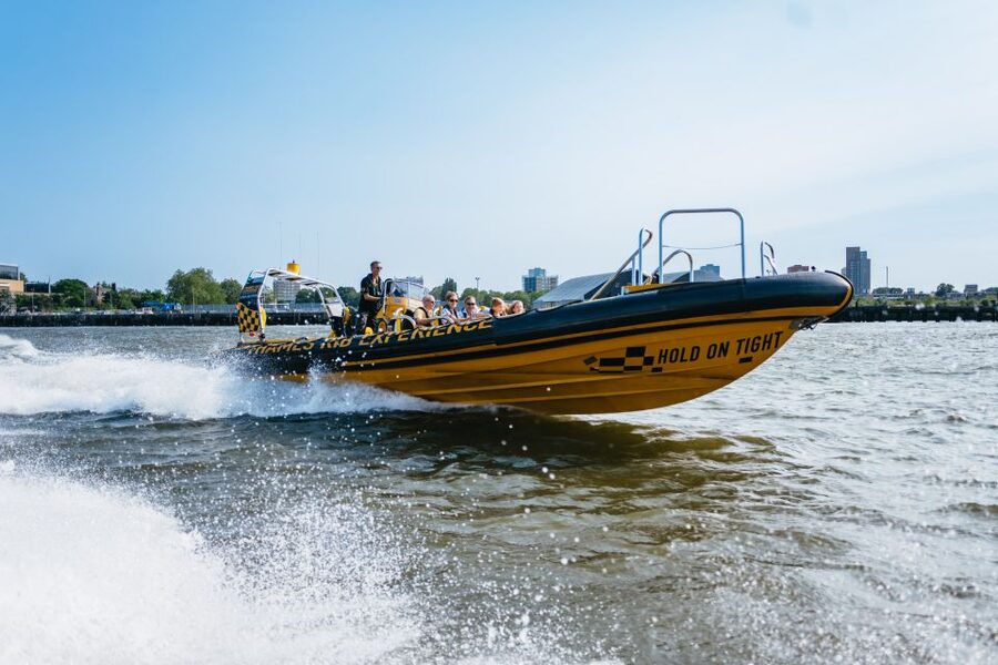 London: 45-Minute Speedboat Sightseeing Tour - Tower of London and Tower Bridge mark the turning point