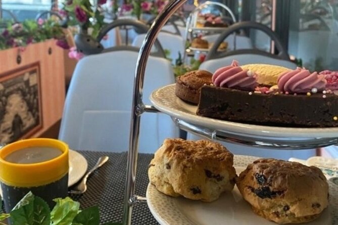 London Afternoon Tea Bus with Panoramic Tour - Westminster Abbey and the limits of a drive-by view