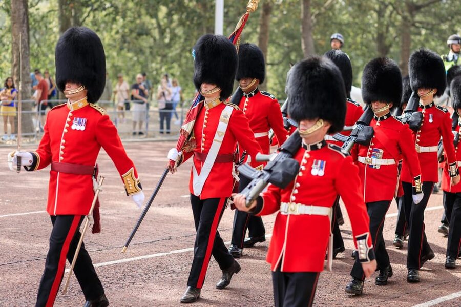 London: Big Ben, Churchill War Rooms & Buck'ham Palace Tour - Parliament Square, Big Ben, and Westminster Abbey