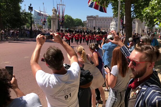 London Bike Tour: Landmarks, Secret Gems, Pub Stop & Street Art - A pint at the Lamb & Flag