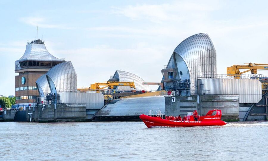 London: Break the Barrier Speed Boat Ride - Speed runs between the central sights and Canary Wharf