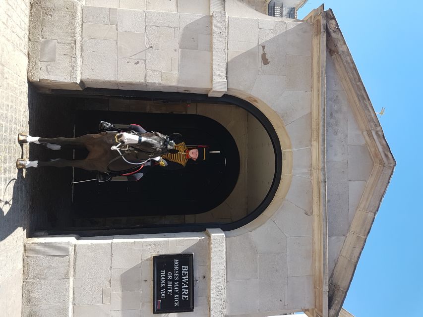 London: British Royalty Walking Tour - A royal route that also tells a political story