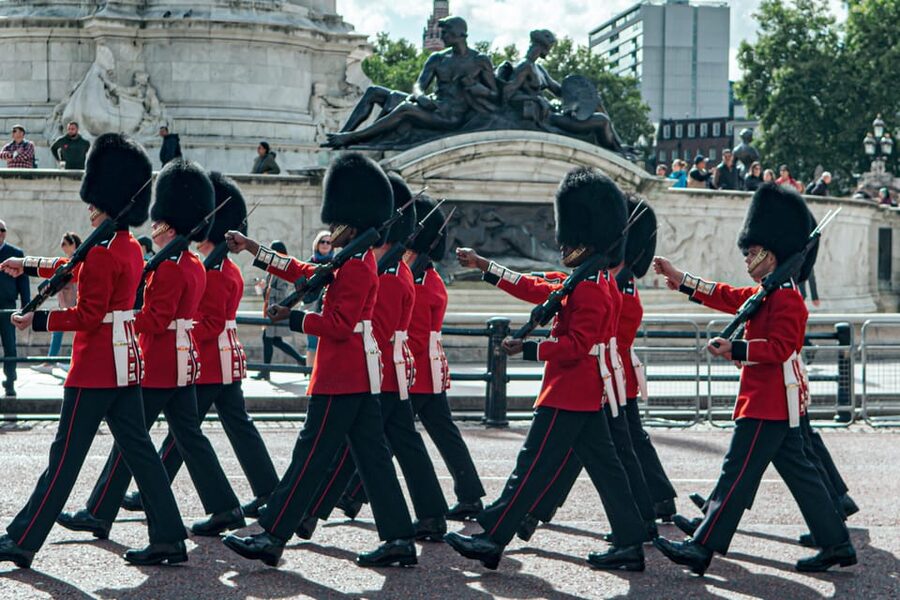 London: Buckingham Palace and Changing of the Guards Tour - Why the guard ceremony is worth your morning