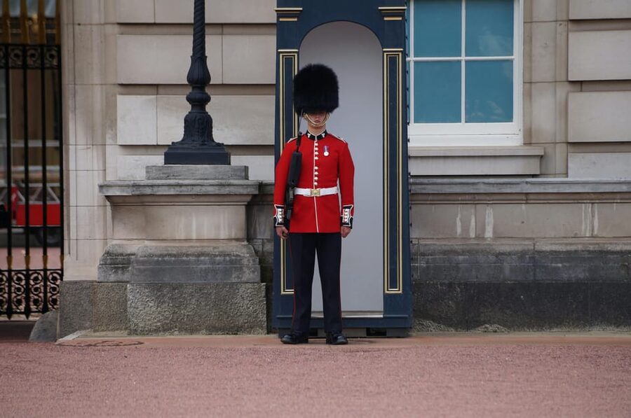 London: Buckingham Palace and Changing of the Guards Tour - What your guide adds to the palace visit