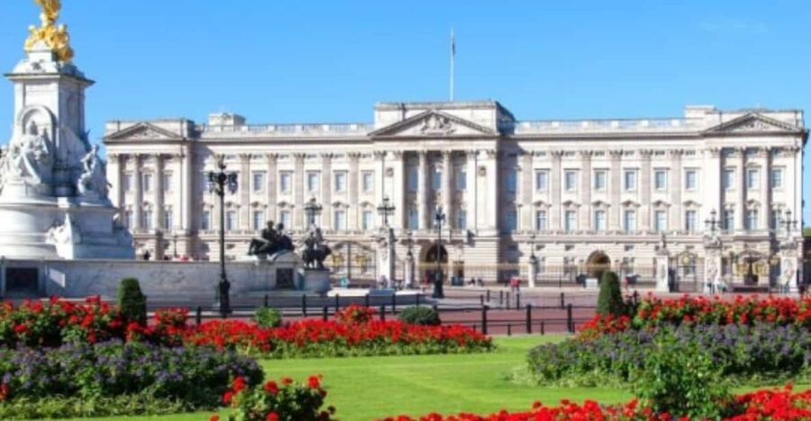 London: Buckingham Palace and Royal London Walking Tour - The Buckingham Palace handoff at midday