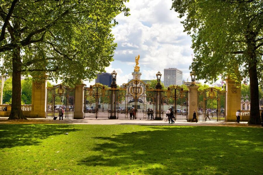 London: Buckingham Palace & Changing of the Guard Experience - What this Buckingham Palace walk actually gives you