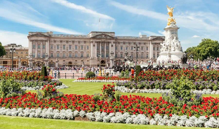 London: Buckingham Palace Entry & Changing of the Guard Tour - Walking from the ceremony to Buckingham Palace