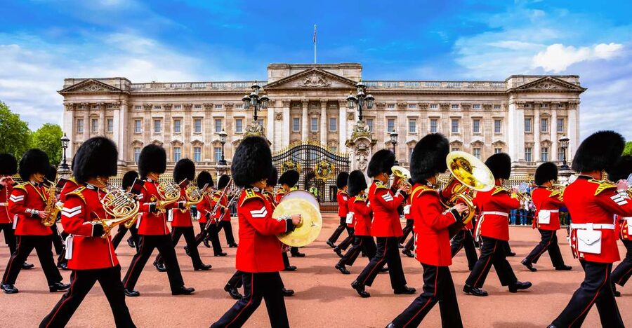 London: Buckingham Palace Entry & Changing of the Guard Tour - Who should book this experience?