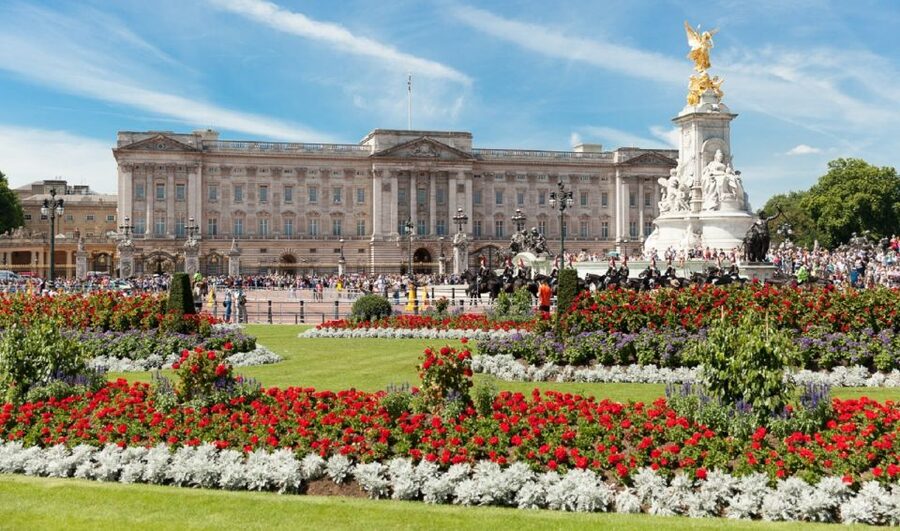 London: Buckingham Palace Entry Ticket & Royal Walking Tour - Clarence House and the royal neighborhood