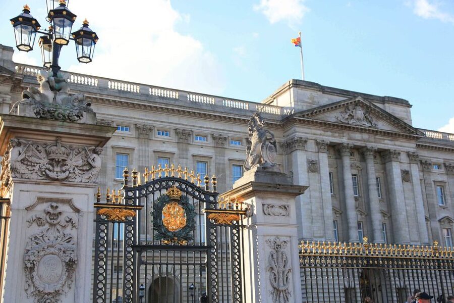 London: Buckingham Palace Entry Ticket & Royal Walking Tour - Walking along the Mall for 15 minutes