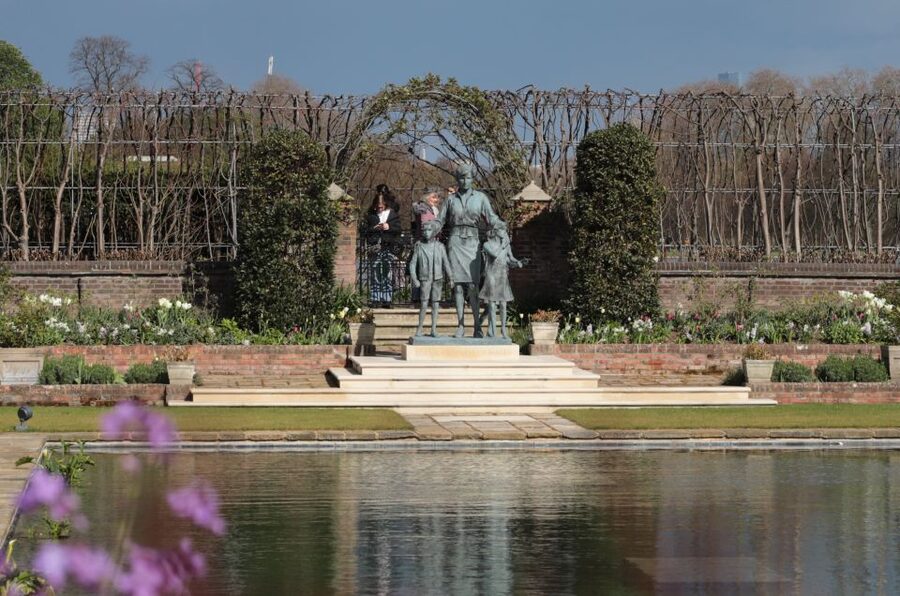 London: Buckingham Palace Walk & Tea at Kensington Palace - Green Park is the right place to begin