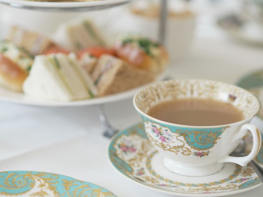 London: Buckingham Palace Walk & Tea at Kensington Palace - The red bus ride to Kensington Gardens