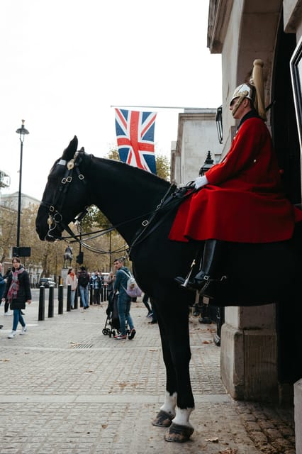 London: Changing of the Guard Experience and Landmarks Tour - Four small discoveries beyond the standard route
