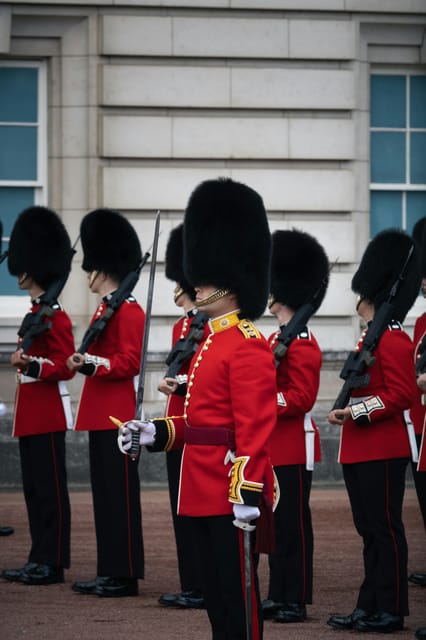 London: Changing of the Guard Experience and Landmarks Tour - What the guiding style adds