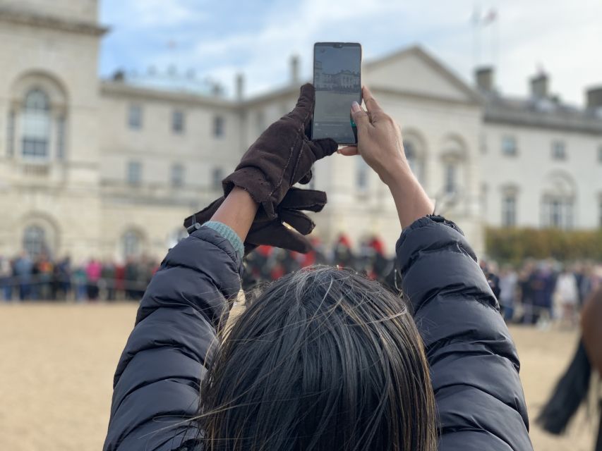 London: Changing of the Guard Private Group or Family Tour - Understanding the handover itself