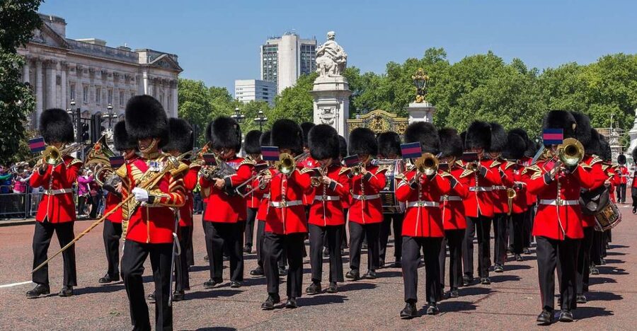 London: Changing of the Guard Tour at Buckingham Palace - St James’s Palace and Clarence House