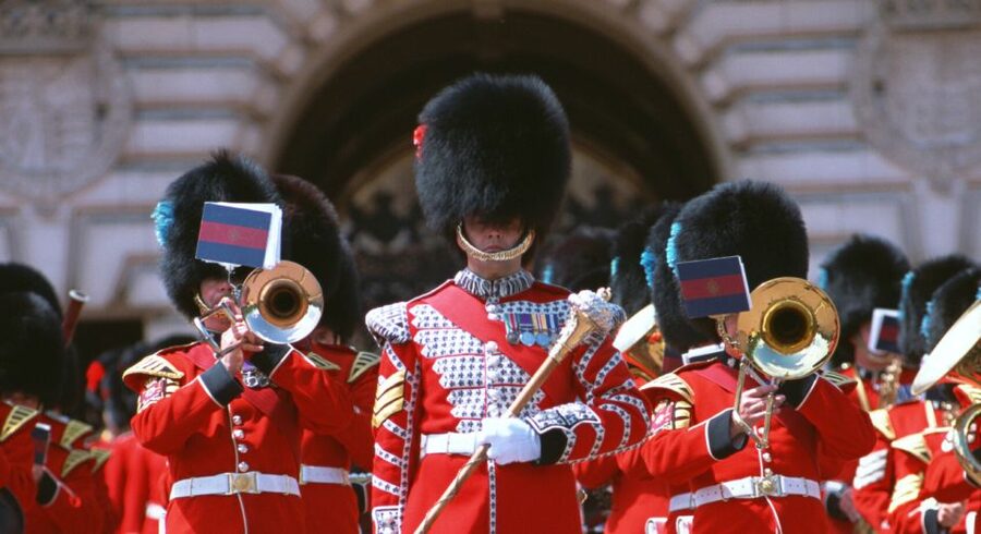 London: Changing of the Guard Tour at Buckingham Palace - The Mall and St James’s Park on foot