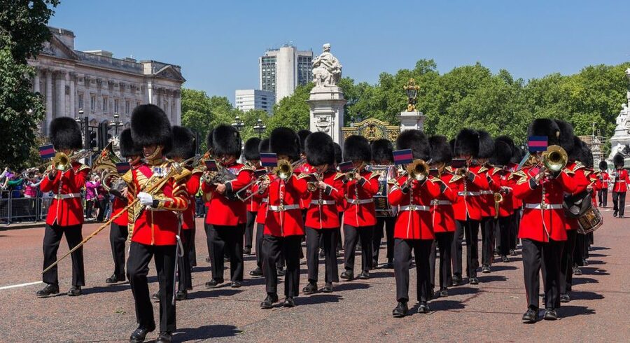 London: Changing of the Guard Tour at Buckingham Palace - Who will enjoy this two-hour walk?