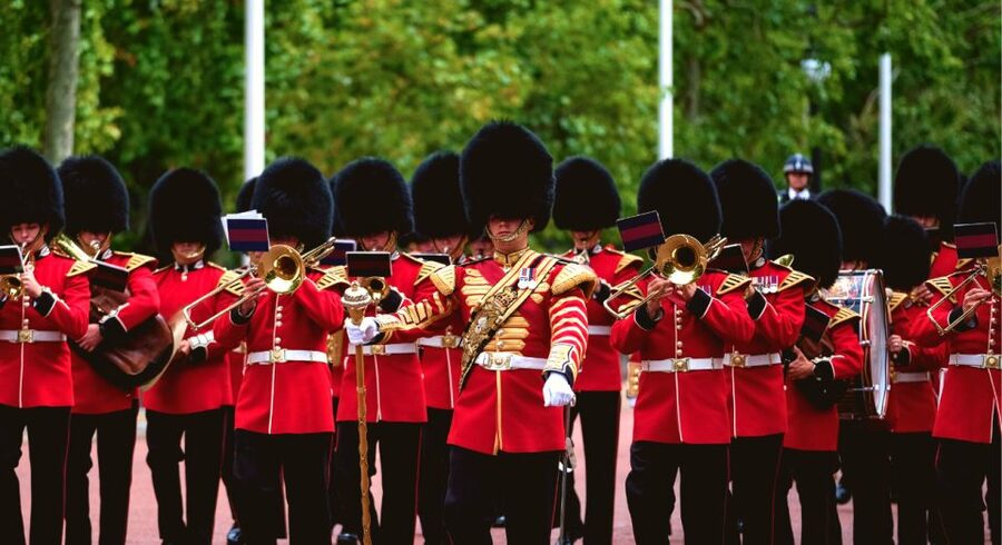 London: Changing of the Guard Tour at Buckingham Palace - Simple tips for getting the most from it