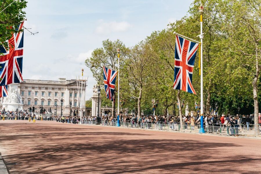 London: Changing of the Guard Tour by Buckingham Palace - Should you book the Changing of the Guard tour?