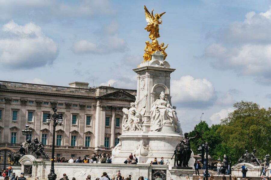 London: Changing of the Guard Tour by Buckingham Palace - Optional Royal Mews and King’s Gallery tickets