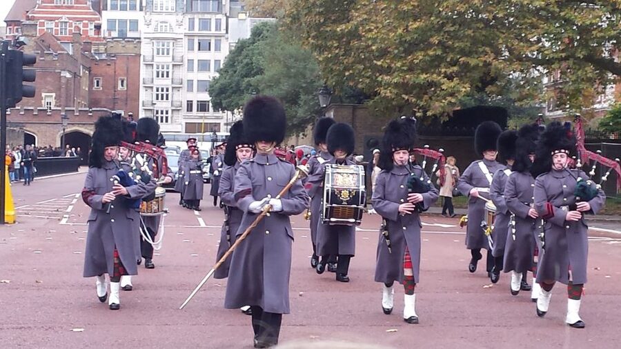 London: Changing of the Guard Walking Tour - Clarence House and the royal setting