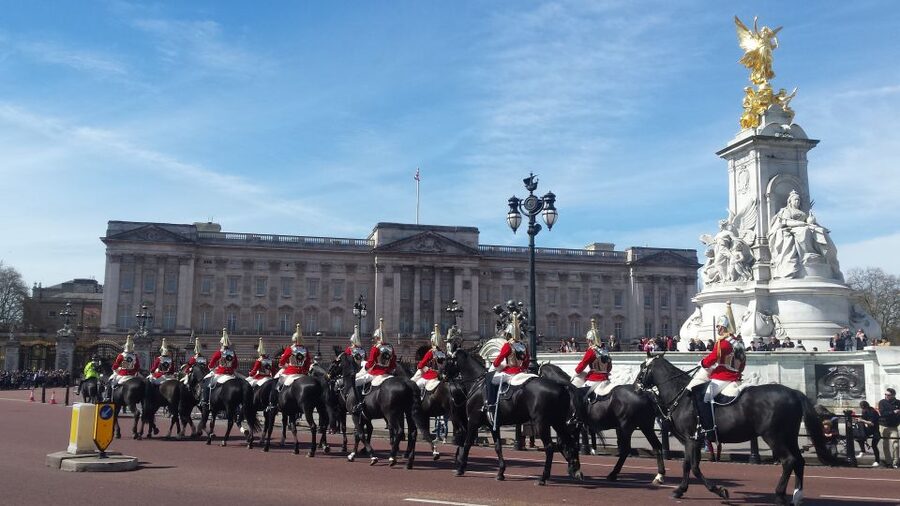 London: Changing of the Guard Walking Tour - Buckingham Palace and the changing ceremony