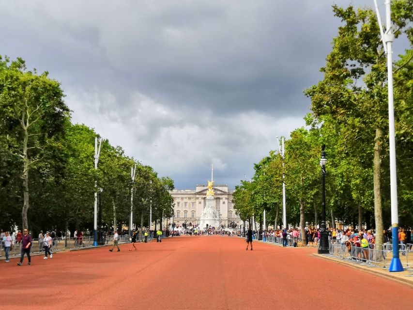 London: Changing of the Guard Walking Tour - The band, uniforms, and photo chances