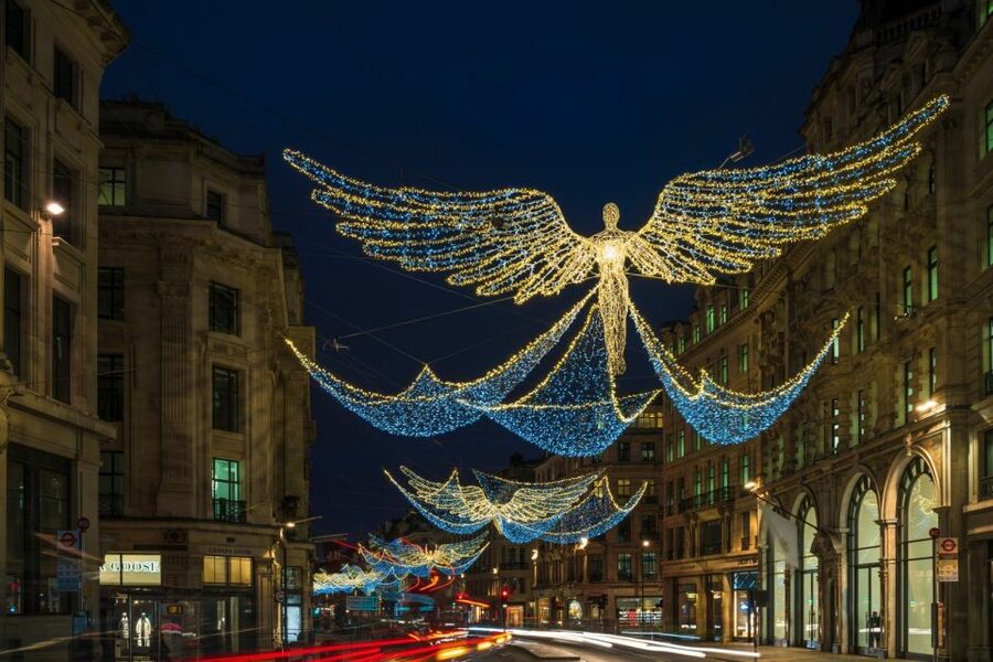 London: Christmas Eve City Tour with Dinner & Midnight Mass - Christmas lights without the cold street work